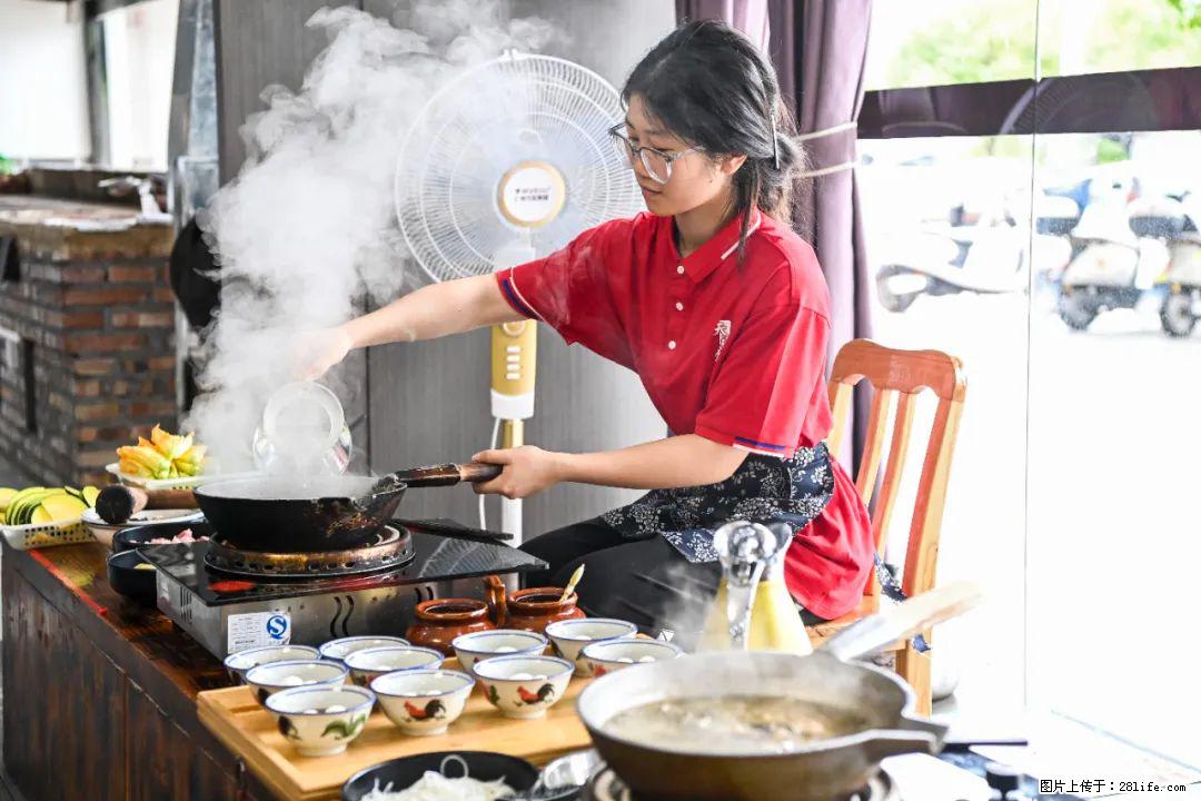 全网追的“扁担女孩”，找了一份暑假工，时薪12元 - 昌吉生活资讯 - 昌吉28生活网 changji.28life.net